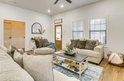 Brenham House | 1 Mi to Dtwn Brenham! The Bell and Bloom Cottage
