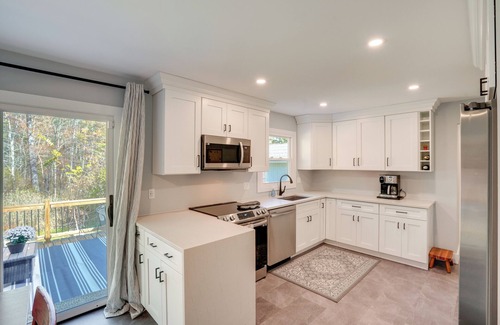 Glendale Cottage | 1 Mi to Dtwn: Cottage w/Large Yard in Stockbridge