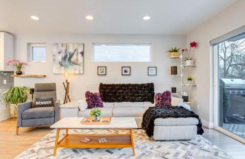 Lincoln Park House | 1 Mi to Dtwn Denver Sleek Duplex with Rooftop Deck!