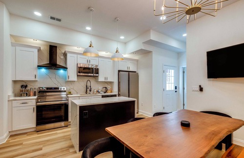Church Hill House | 1 Mi to Dtwn: Hot Tub Haven in Richmond!