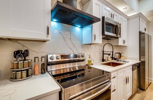 Church Hill House | 1 Mi to Dtwn: Hot Tub Haven in Richmond!