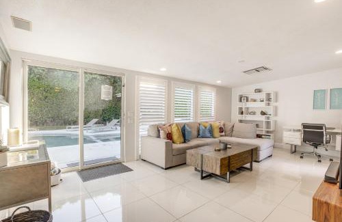 Tahquitz River Estates House | 1 Mi to Dtwn Palm Springs Home with Fire Pit!