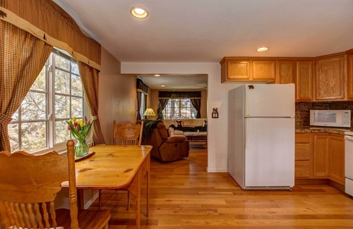 Mountain Club Cabin | 1 Mi to Dtwn Prescott: Quiet Cabin in the Pines!