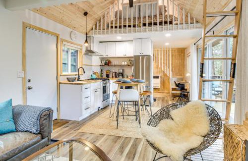 Crestline Apartment | 1 Mi to Lake Crestline Cabin with Private Hot Tub!