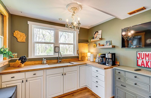 Lake Geneva Cottage | 1 Mi to Lake Geneva: Cottage w/On-Site Hiking