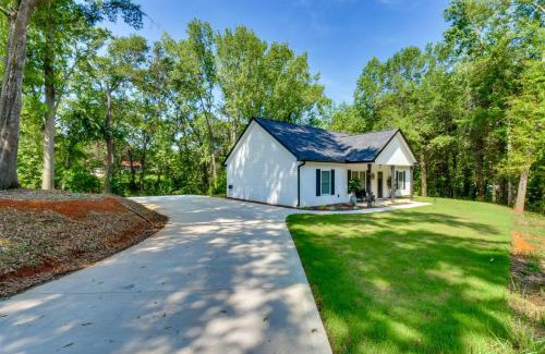 Anderson House | 1 Mi to Lake Hartwell Updated Retreat with Patio!