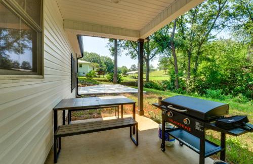 Anderson House | 1 Mi to Lake Hartwell Updated Retreat with Patio!