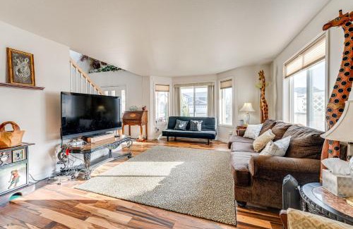 Moses Lake House | 1 Mi to Moses Lake Home with Private Yard and Hot Tub