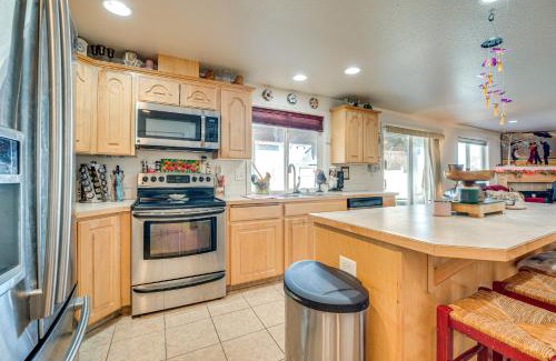 Moses Lake House | 1 Mi to Moses Lake Home with Private Yard and Hot Tub