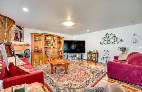 Moses Lake House | 1 Mi to Moses Lake Home with Private Yard and Hot Tub