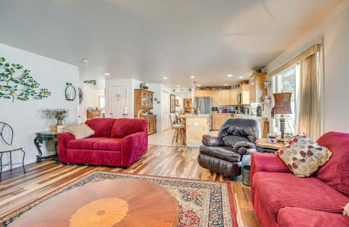 Moses Lake House | 1 Mi to Moses Lake Home with Private Yard and Hot Tub