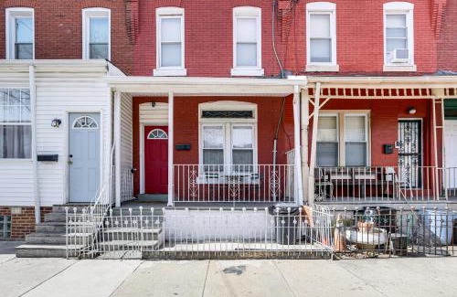 West Philadelphia House | 1 Mi to Philadelphia Zoo Convenient Townhome!