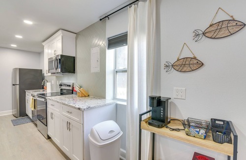 Galveston Apartment | 1 Mi to Pleasure Pier: Walkable Home in Galveston