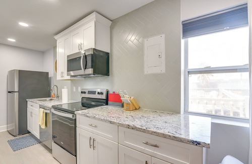 Galveston Apartment | 1 Mi to Pleasure Pier: Walkable Home in Galveston