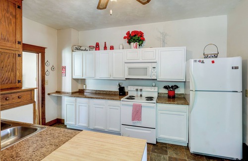 Lincoln House | 1 Mi to UNL: Group Getaway w/Game Area