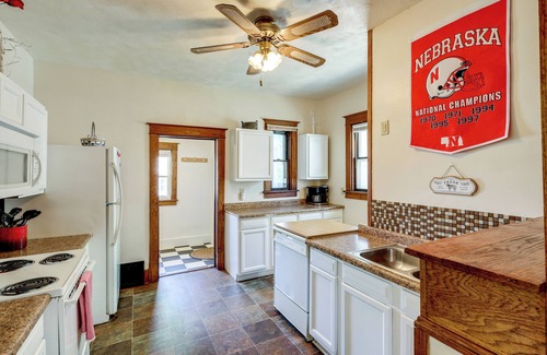 Lincoln House | 1 Mi to UNL: Group Getaway w/Game Area