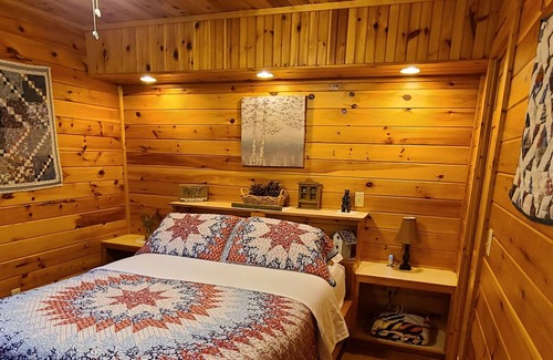 Bear Den Cabin | 1 mile to Blue Ridge Parkway Cabin with Hot Tub