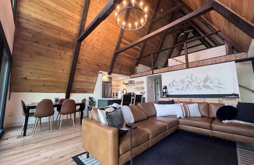 Mount Jackson Ski Chalet | 1 mile to Bryce Resort l 4 BR l Hot Tub l Fire Pit l Game Room