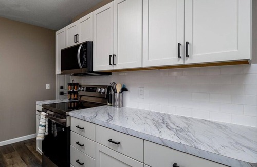 Vermilion Cottage | 1 Mile to Lake, CLEAN, Private Yard, Fireplace, Memory Foam, Parking, Netflix