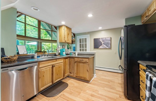 Tannersville Ski Chalet | 1 Min to Camelback! Creekside HotTub/Sauna/Firepit