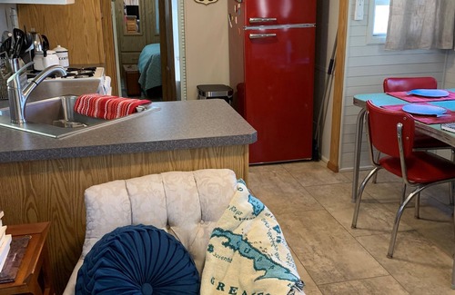Omaha Cabin | 1 min to Cricket Marina! Vintage Vibes & Modern Amenities. Branson & Buffalo