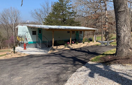 Omaha Cabin | 1 min to Cricket Marina! Vintage Vibes & Modern Amenities. Branson & Buffalo