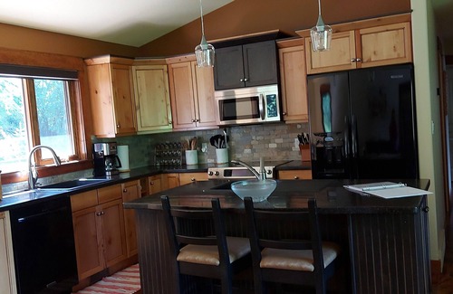 East Kootenay House | 1 min to golf course, 5 min to ski hill and hot springs