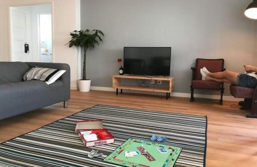 Carcavelos Apartment | 1 min to the beach - perfect for 6 guests