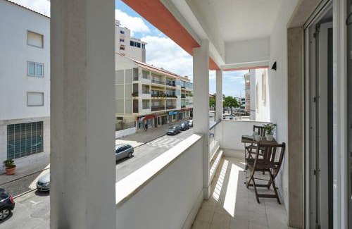 Carcavelos Apartment | 1 min to the beach - perfect for 6 guests