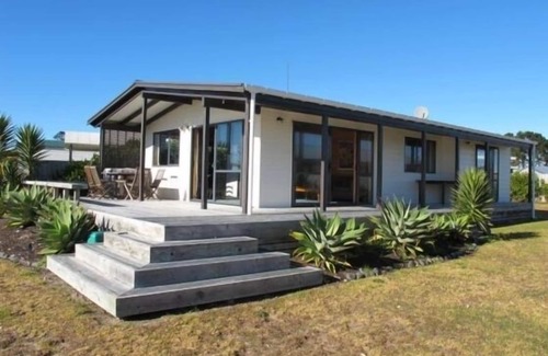 Matarangi House | 1 minute to the Beach