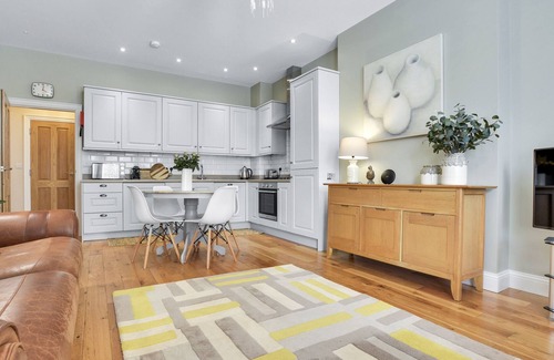Ballycastle Apartment | 1 minute to the beach! Family-sized Apartment near the Marina