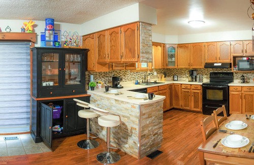 Hastings Highlands House | 1 minute to trails for ATVs and Snowmobiles, Cozy 3 bedroom bungalow on 1.2 acre