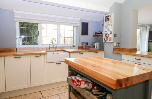 Godalming Cottage | 1 NORTHSIDE COTTAGES, pet friendly, with pool in Godalming