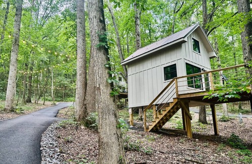 Groveoak Cabin | #1 (Oak) Luxury Treehouse near Lake Guntersville