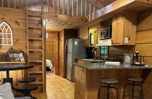 Saluda Cabin | 1 Peaceful Cabin with private Hot tub in Saluda NC