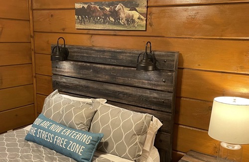 Saluda Cabin | 1 Peaceful Cabin with private Hot tub in Saluda NC