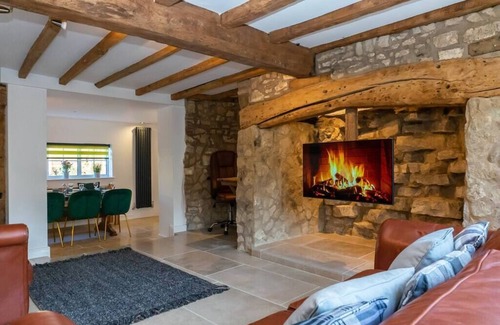 Brockworth House | 1 Pound Cottage-4 Bed Home-Parking