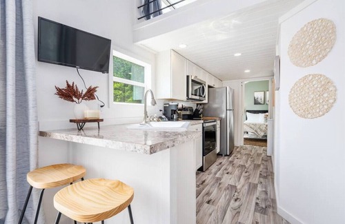 Guntersville Apartment | 1 Romantic King Tiny Home Boat Parking