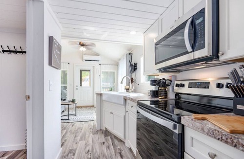 Guntersville Apartment | 1 Romantic King Tiny Home Boat Parking