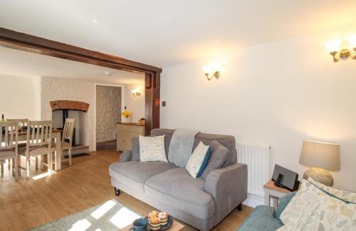 Shipton Gorge House | 1 Rose Cottage