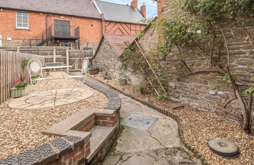 Bishops Castle Cottage | 1 STABLE COTTAGE, romantic, with a garden in Bishop's Castle