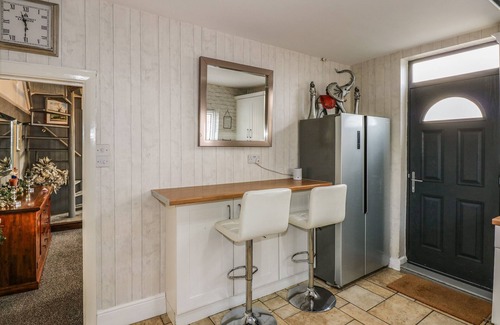Burgh le Marsh Cottage | 1 THE BAYS, pet friendly, with a garden in Burgh Le Marsh