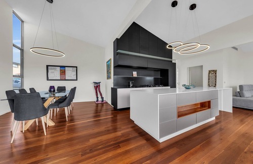 Tura Beach Cabin | 1 The Point - Pet friendly with a spa