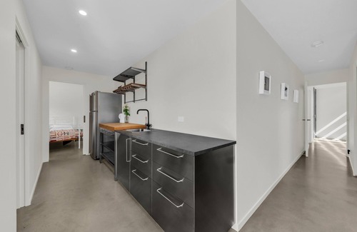 Tura Beach Cabin | 1 The Point - Pet friendly with a spa