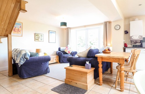 Rosebush Cottage | 1 THE TERRACE, pet friendly, with open fire in Newport, Pembrokeshire