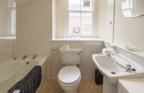 Forres Apartment | 1 Varis Apartments