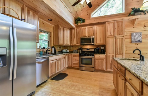 Black Mountain Cabin | #1 VIEWS BLACK-MT.- LUX LOG ESTATE./HOT TUB/GAME ROOM/PET FRIENDLY/GATED