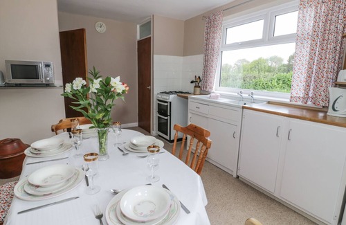 Stonehouse Cottage | 1 WESTCROFT COTTAGE, family friendly, with a garden in King's Stanley