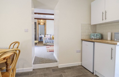 Llandinam Cottage | 1 Y LLEW, romantic, with a garden in Caersws