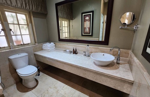 Houghton Estate Hotel | 10 2nd Avenue Houghton Estate